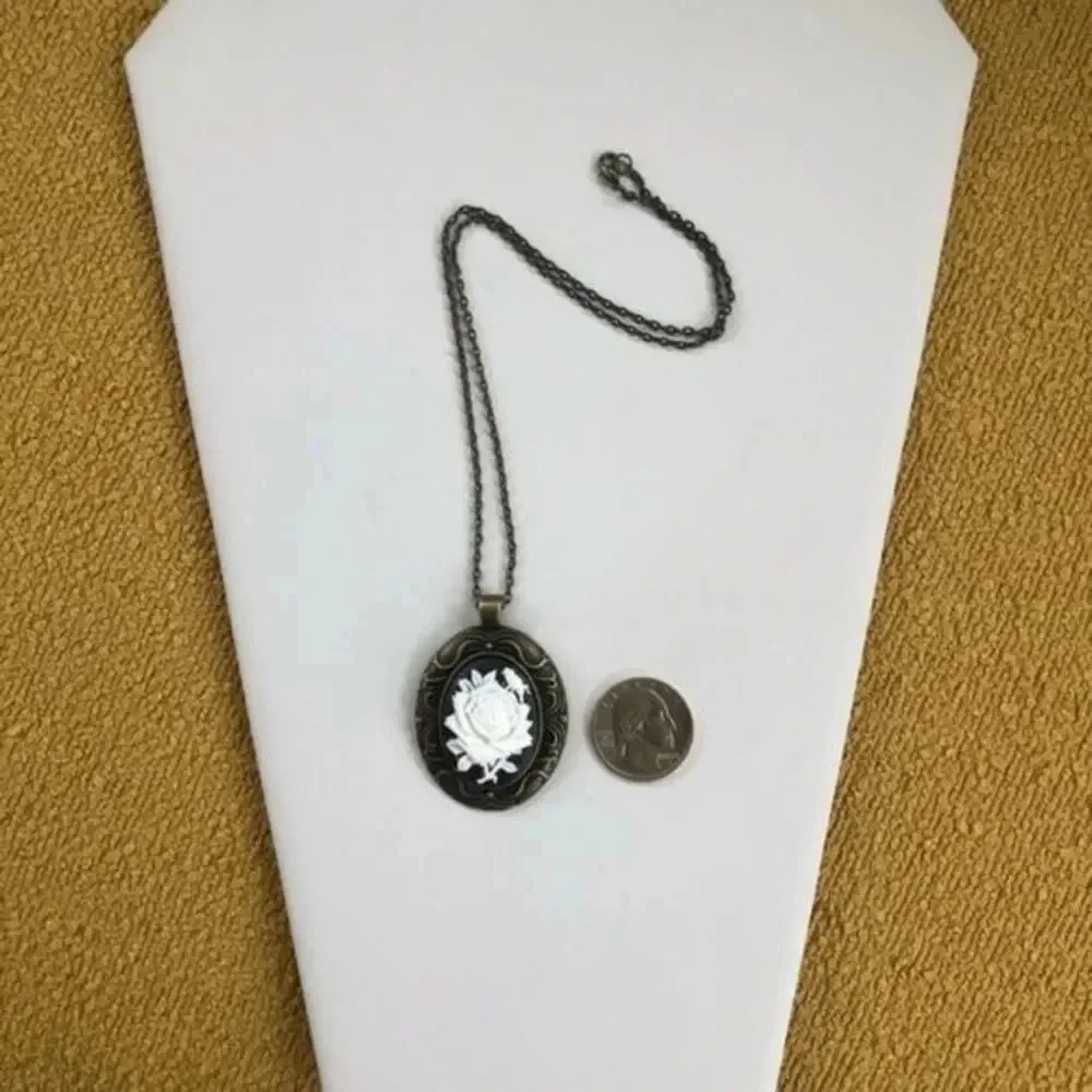 Antique Style Flower Floral Cameo Black & White Bronze Necklace